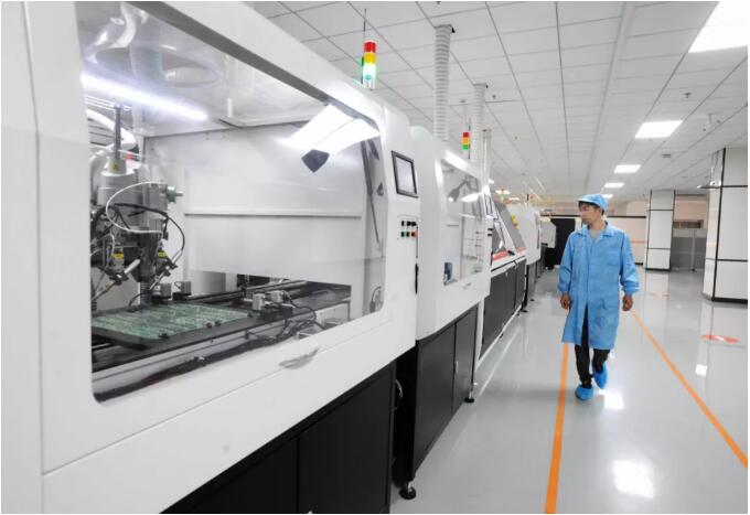 《新闻联播》聚焦中国信科与中国移动共建的全国首个全流程5G智能制造生产线